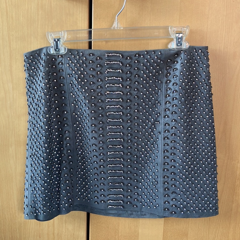 Alice & Olivia gray leather embellished mini skirt - size 8